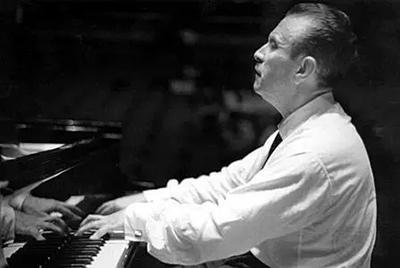 Claudio Array performing piano